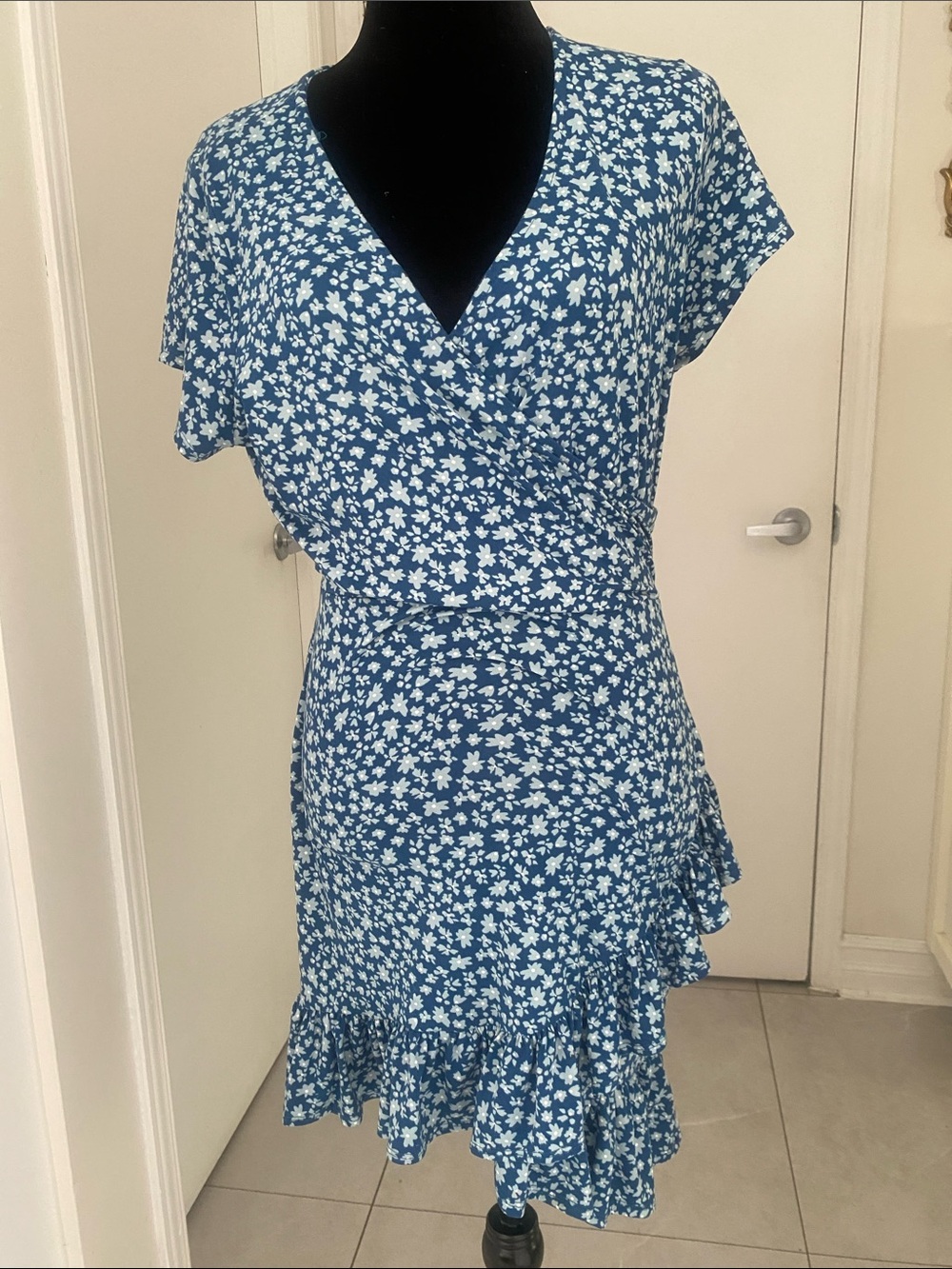 Rebel Sugar Blue Floral Short V-Neck Dress with side Ruffle Size X-Large